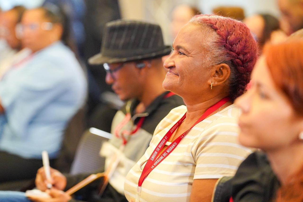 Mujer asistente en el...