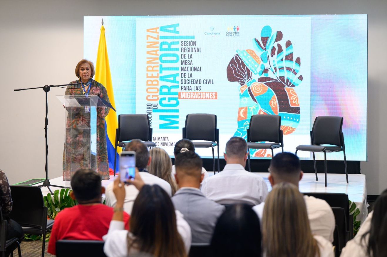 Canciller Rosa Villavicencio hablando en sesión de la Mesa Nacional de la Sociedad Civil “Encuentro de Gobernanza Migratoria”.