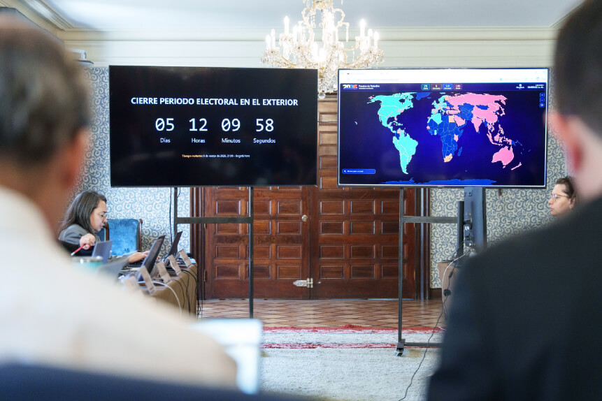Seguimiento elecciones en el exterior a través de dos pantallas.