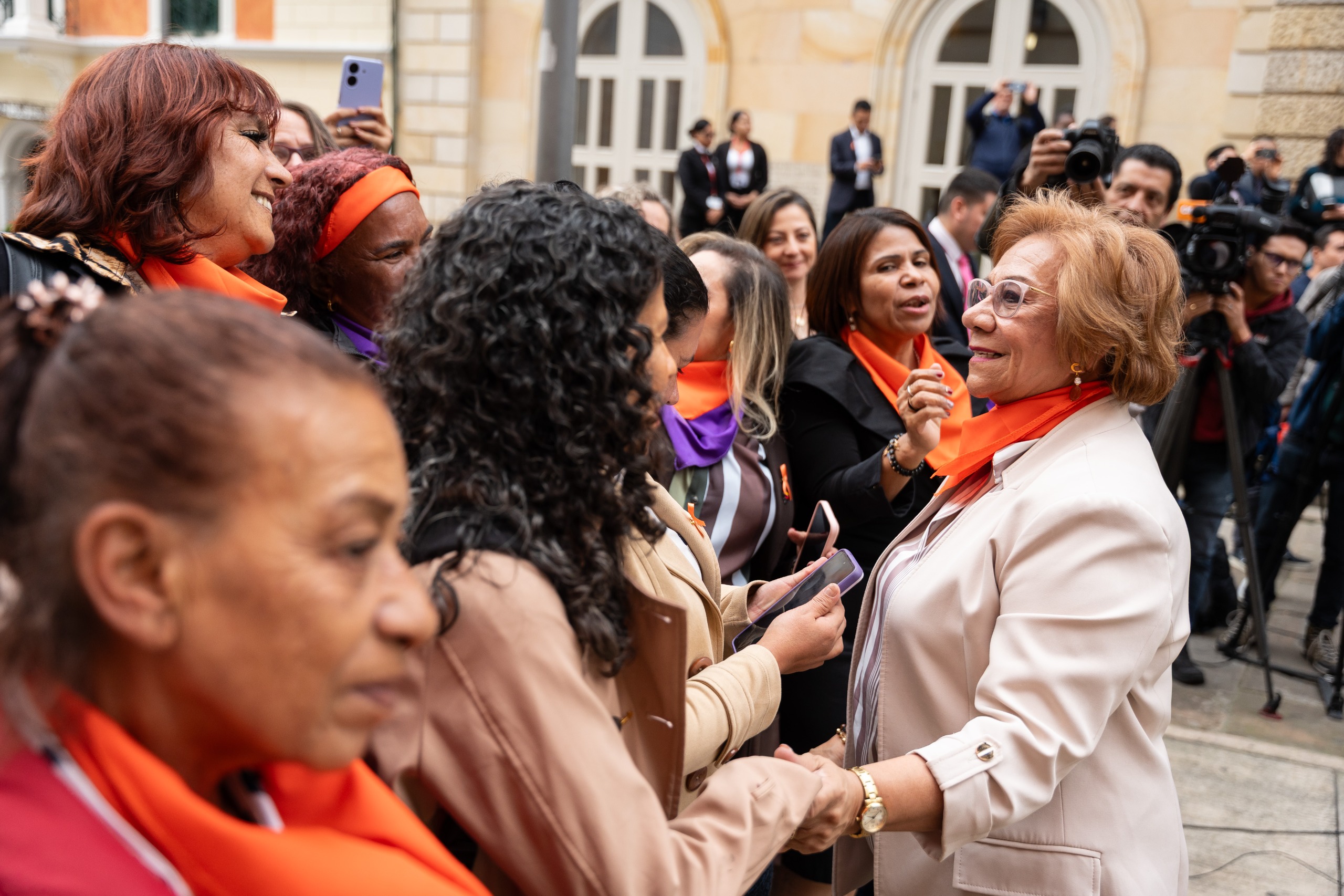 Conmemoración día internacional de la mujer. La Canciller Rosa Villavicencio saluda a un grupo de mujeres.